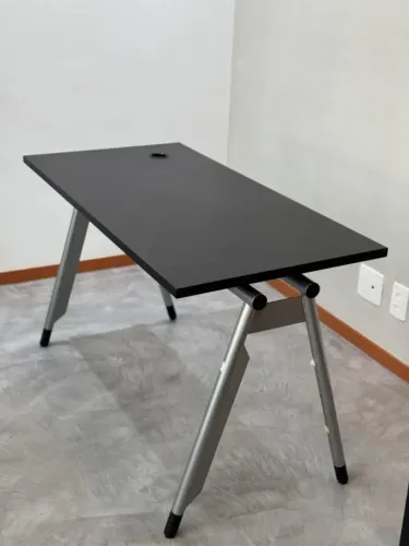 Mesa para escritório, pés em ferro 