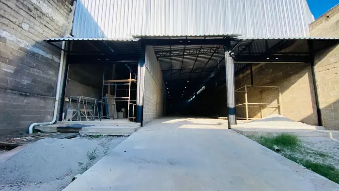 Galpão para locação no Bairro Sol e Mar em Macaé/RJ, 750m2 cobertos, Loja e Estacionamento