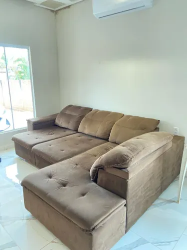 Sofá de Canto Retrátil e Reclinável Takei Viviane - Veludo Marrom Escuro | R$ 2.600