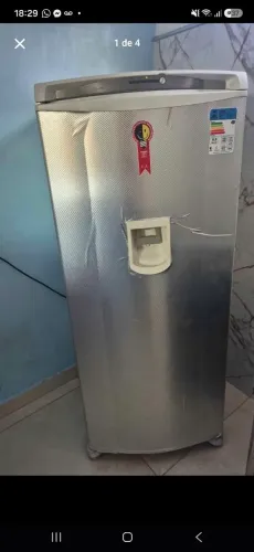 Vende-se uma Geladeira
