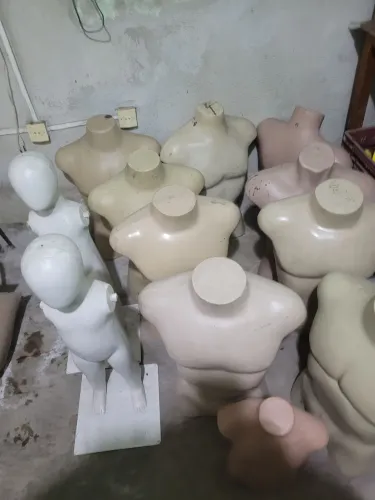 Vendo manequins para loja de roupa 20,00 unidade tenho 9peças masculino 3 infantils