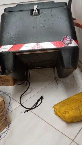 Vendo baú 135 litros