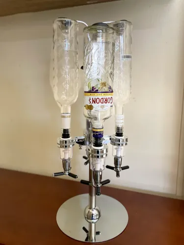 Dosador de Bebidas comporta 04 garrafas idela para bares e comercio de bebidas