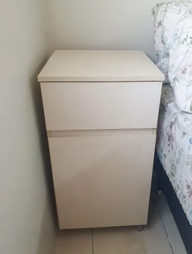 Mesa lateral para escritório ou cama com rodinhas