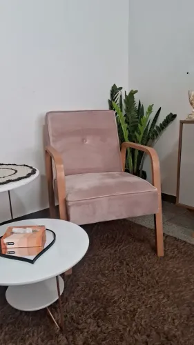 Uma poltrona de veludo, linda e aconchegante