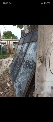 Vende-se dois portões grandes de ferro