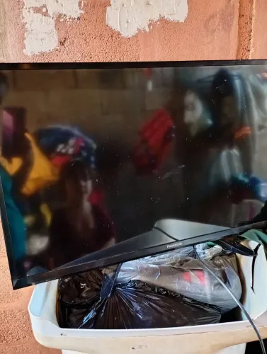 Vende-se televisão LCD led por 900,00
