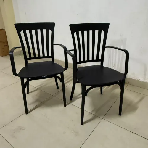 Poltrona em polipropileno preta