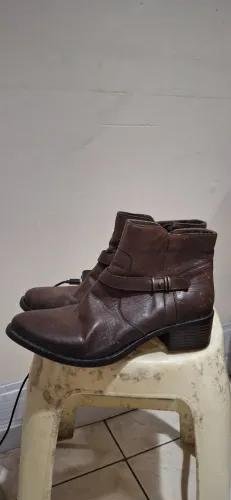 Bota de couro, cano curto e com fivela / ankle boot  - Arezzo