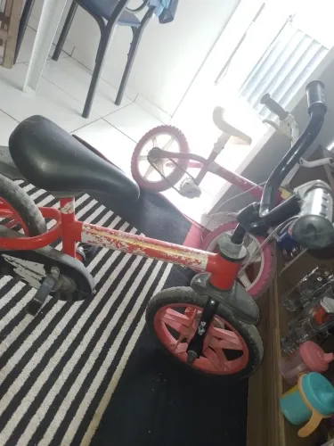 Vende se uma bicicleta aro 12 toda Boa cor vermelha infantil
