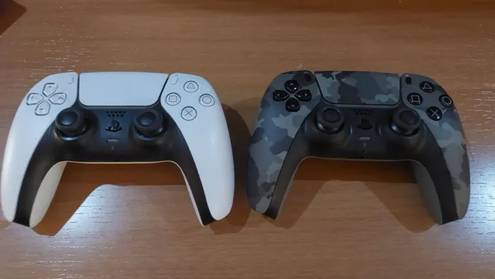 PS5 com 2 controles e 1 jogo