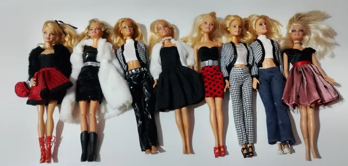 Lote 8 Bonecas Barbie Fashionistas - Coleção Roupas Modernas P&B e Vermelho.