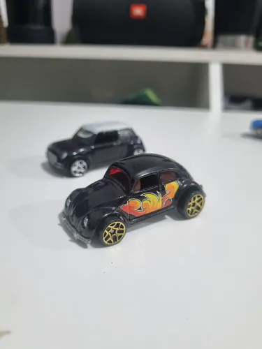 2 Carrinhos Miniaturas Hot Wheels - Fusca VW Bug 2006 E Mini Cooper