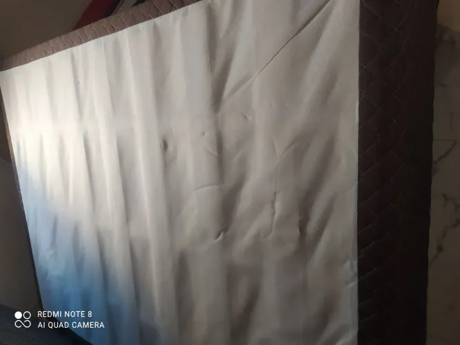 Vendo Cama Box casal conservação . Colchão de molas ensacadas com todos os pezinhos..