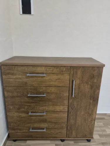 Cômoda 4 gavetas 1 porta