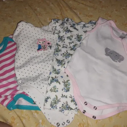 Kit roupas , ninho e sling de vestir .