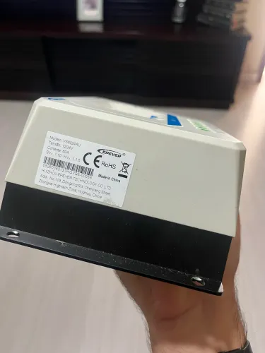 Controlador de carga solar PWM da marca EPEVER VS6024AU