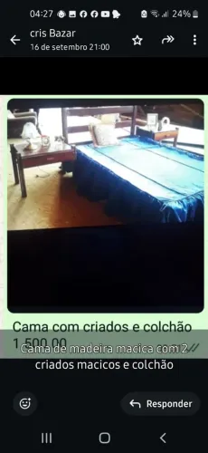 Cama de madeira maciça com dois criados mudos em madeira maciça.
