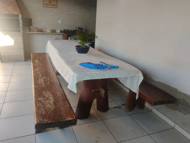 Mesa de madeira maciça,2,80x90 apenas a mesa.bancos negociável