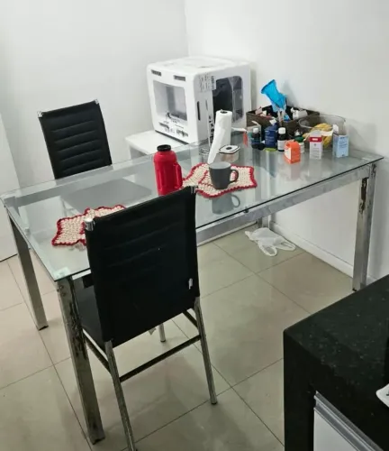 Mesa de jantar com 4 cadeiras