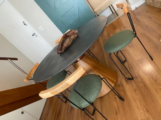 Mesa e cadeiras de jantar
