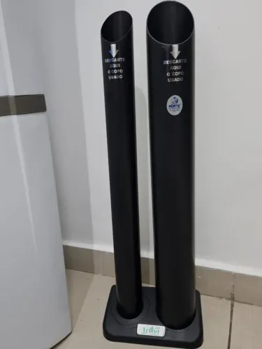 Dispenser para copo descartável usado cor preta. 