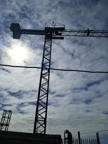 Grua Siti 1025 - ascensional com 25m de lança