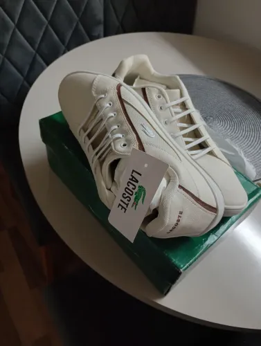 Tenho um tênis novo.na caixa Lacoste