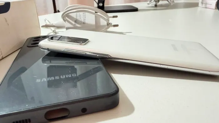 Samsung S20 FE 5G na cor branca
