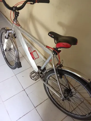 VENDE-SE UMA BAIKE ARO 26 TODA DE ALUMÍNIO COMPLETA. PRA LEVAR LOGO. Promoção.