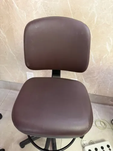 Mocho Odontológico com Encosto e Apoio para os Pés