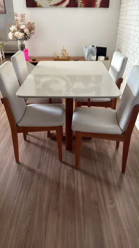 Mesa de jantar de madeira com 4 cadeiras semi novo