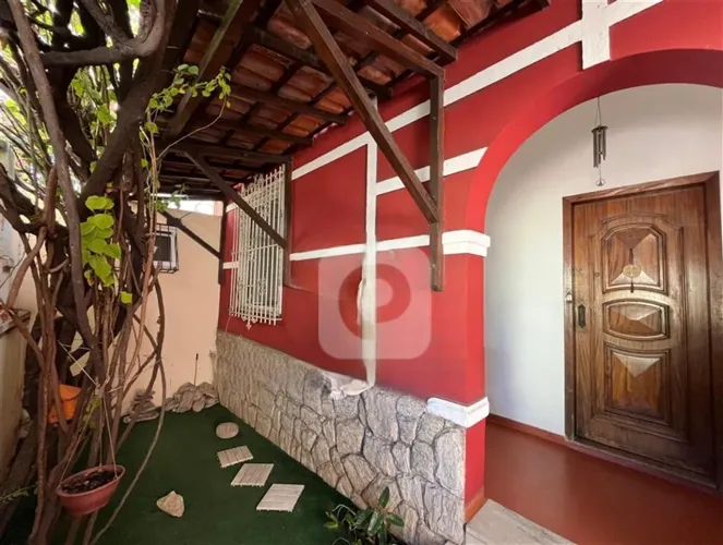 CASA TRIPLEX COM EXCELENTE AREA DE LAZER, SALAS E PISCINA