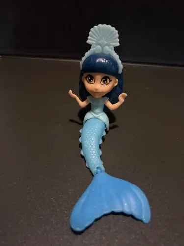 Sereia da coleção Mundo das Fadas do Kinder Ovo Maxi de Páscoa.