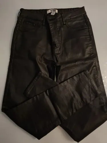 Calça Jeans Preta Aspecto de Couro - Brilhoso - Forever 21