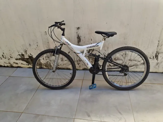 Bicicleta branca com macha 