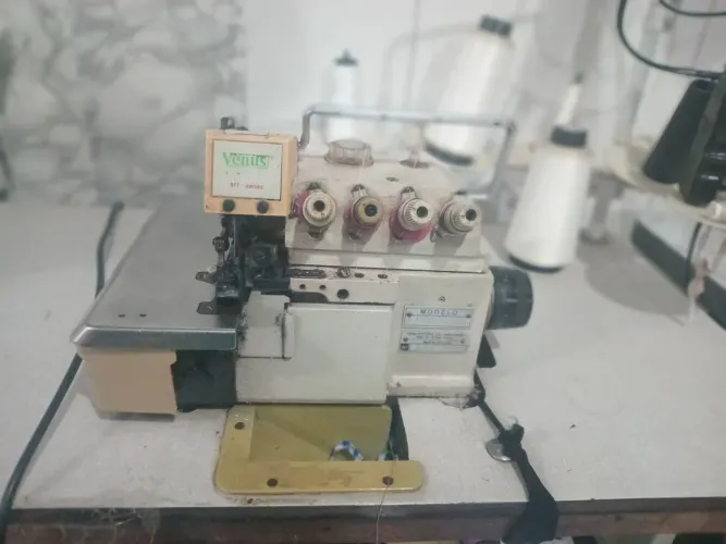 Máquina Overlock á venda.