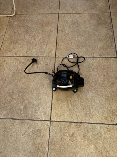 Compressor de motor de geladeira Embraco 115 - 127V  60Hz
