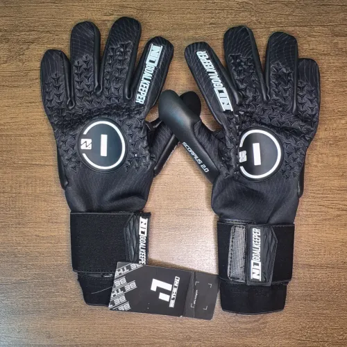 LUVA DE GOLEIRO, N1 SCORPIUS 2.0, Preto 8, com pequeno detalhe no dedão.