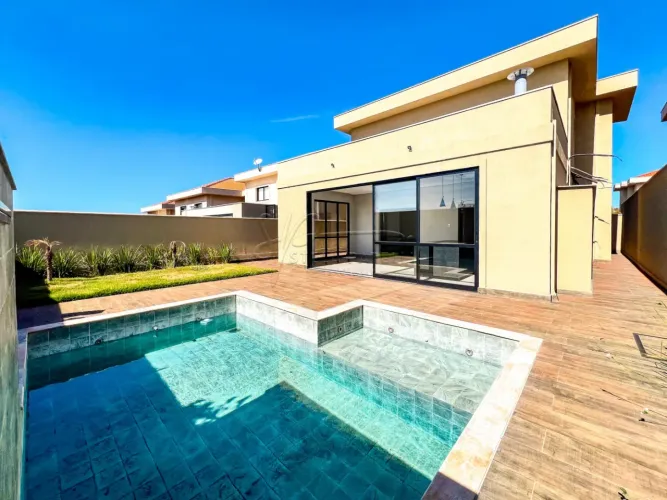 Casa sobrado de 230m² com 03 suítes à venda em condomínio - Vila do Golf