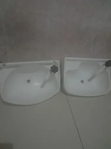Duas pias de banheiro com torneira