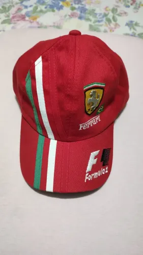 Kit com 2 Bonés 01 Dragon Flexible 01 F1 escudo Ferrari e Bandeira do Brasil Usados