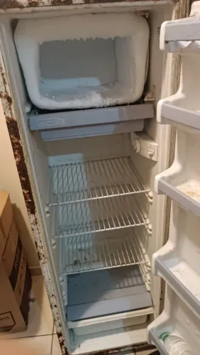 Geladeira feia e usada (gelando normal)