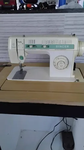 Máquina de costura Singer com Gabinete 