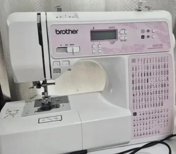 Máquina Costura BROTHER SQ9100 multivolt