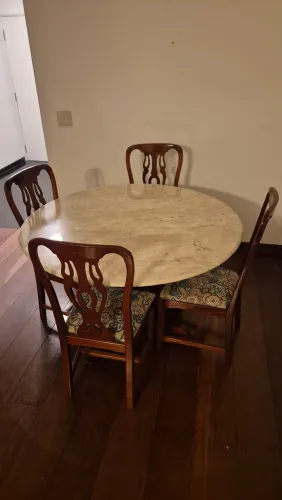 Vendo Mesa de Jantar com 4 Cadeiras