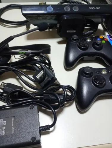 XBOX 360 Slim - Super Conservado