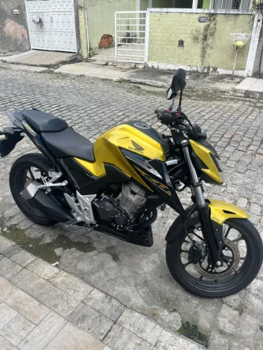 Moto semi nova único dono