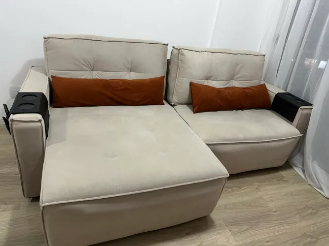 Sofá Retrátil Moana 2.45 tecido Suede cor bege, estrutura madeira 