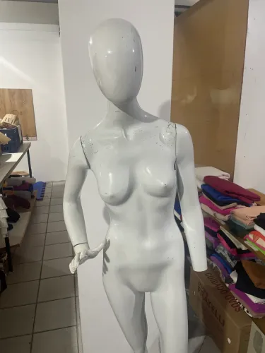 Manequim de fibra branco para loja feminina